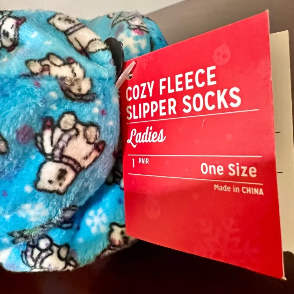 Women’s cozy fleece slippers. OS. Guesstimate is size 6-7. NWT - Picture 5 of 5